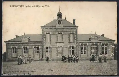 AK Brevonnes, L`Hôtel de Ville et les habitants devant le bâtiment