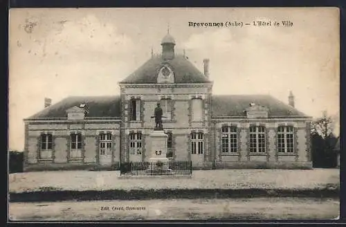 AK Brevonnes, L`Hôtel de Ville avec statue sur la place centrale