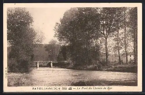 AK Bayel, Le Pont du Chemin de Fer et la rivière entourée d`arbres