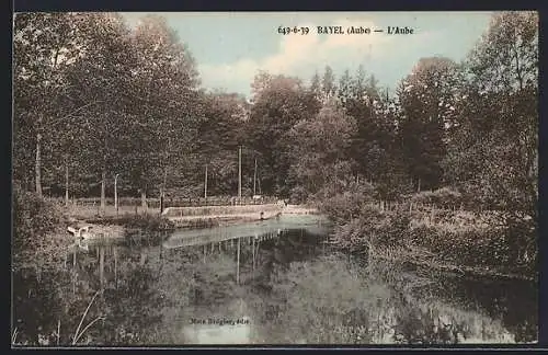 AK Bayel, Vue de la rivière l`Aube entourée d`arbres et de végétation