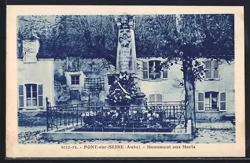 AK Pont-sur-Seine, Monument aux Morts et maisons environnantes