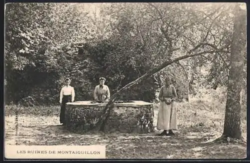 AK Montaiguillon, Les ruines de Montaiguillon avec trois personnes près d`un puits