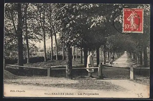 AK Villenauxe, Les Promenades avec allée d`arbres et passants