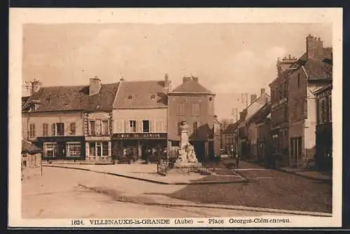 AK Villenauxe-la-Grande, Place Georges-Clemenceau et la fontaine centrale