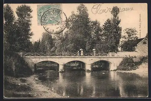 AK Clairvaux, Pont sur la rivière entouré d`arbres et promeneurs