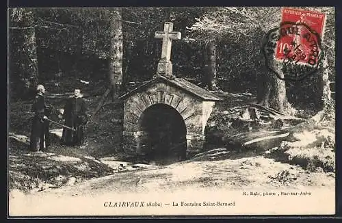 AK Clairvaux, La Fontaine Saint-Bernard avec deux moines dans la forêt