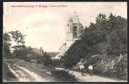AK Chavanges, Chemin des Soeurs avec l`église et promeneurs sur la route