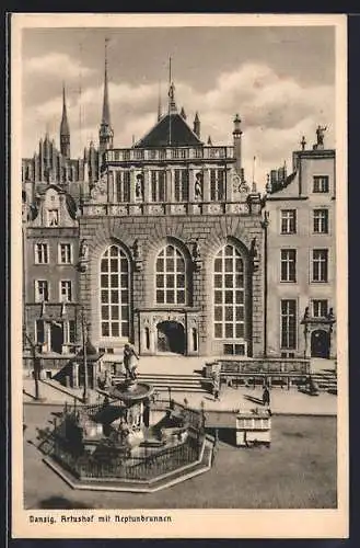 AK Danzig / Gdansk, Artushof mit Neptunbrunnen