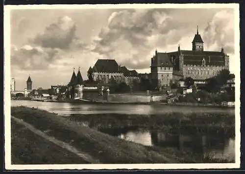 AK Marienburg / Malbork, Ortsansicht mit der Marienburg