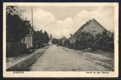 AK Jeserig / Brandenburg, Partie an der Dorfstrasse, Blick zur Kirche