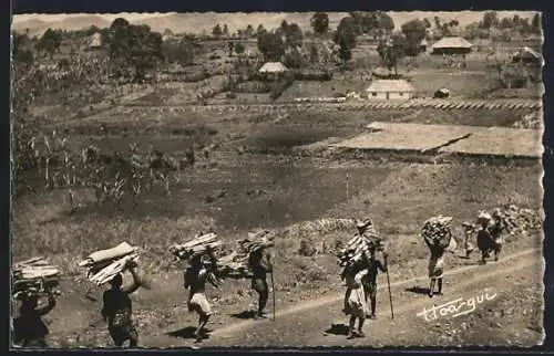 AK Cameroun, Dschang, Caravane de Porteurs allant au marché