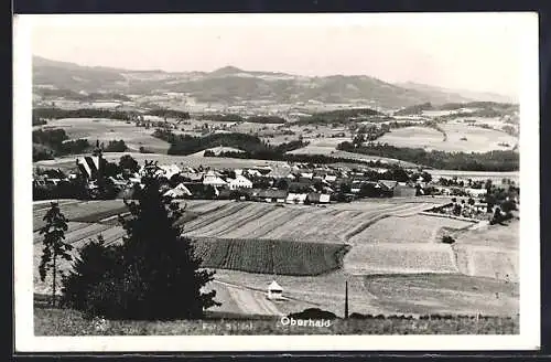 AK Oberhaid, Blick auf den Ort mit Berglandschaft