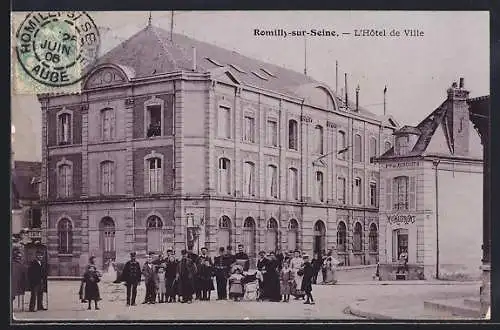 AK Romilly-sur-Seine, L`Hôtel de Ville avec des passants devant le bâtiment