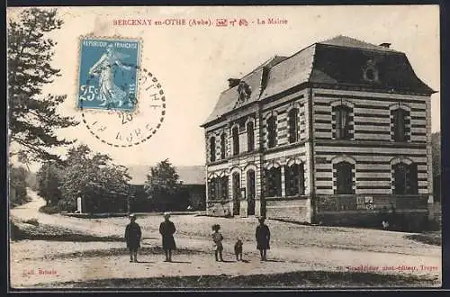 AK Bercenay-en-Othe, La Mairie avec des enfants devant le bâtiment