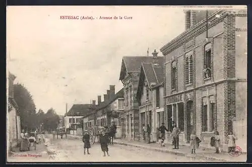 AK Estissac, Avenue de la Gare avec passants et bâtiments en briques