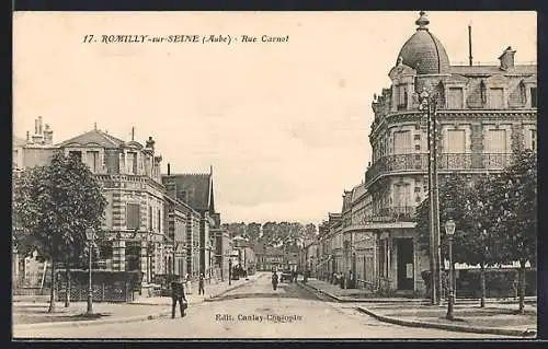 AK Romilly-sur-Seine, Rue Carnot avec bâtiments historiques et passants