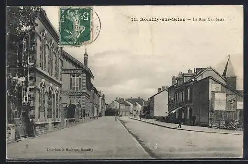 AK Romilly-sur-Seine, La Rue Gambetta animée avec bâtiments historiques