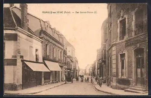AK Romilly-sur-Seine, Rue Gornet-Boivin animée avec passants