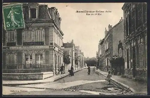 AK Romilly-sur-Seine, Rue du 1er Mai avec bâtiments historiques et passants