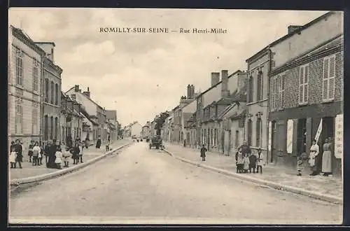 AK Romilly-sur-Seine, Rue Henri Millet animée avec passants et bâtiments historiques