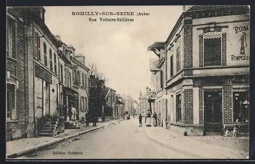 AK Romilly-sur-Seine, Rue Voltaire-Sellières animée avec passants et bâtiments historiques