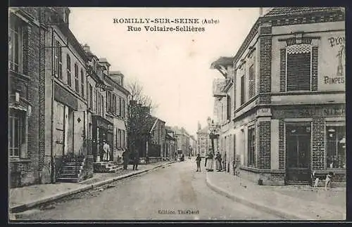 AK Romilly-sur-Seine, Rue Voltaire-Sellières avec passants et facades de magasins anciens