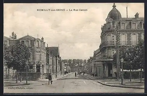 AK Romilly-sur-Seine, La Rue Carnot avec immeubles élégants et arbres alignés