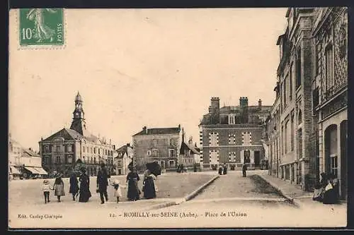 AK Romilly-sur-Seine, Place de l`Union animée avec passants et bâtiments historiques