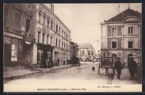 AK Romilly-sur-Seine, L`Hôtel de Ville et la rue animée