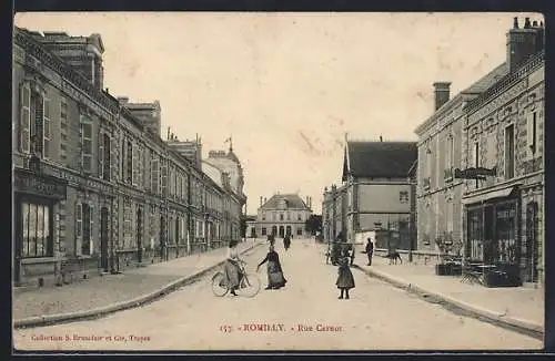 AK Romilly, Rue Carnot animée avec passants et cycliste