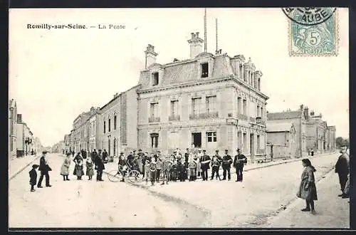 AK Romilly-sur-Seine, La Poste et groupe de personnes devant le bâtiment