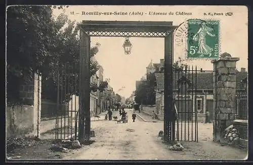 AK Romilly-sur-Seine, L`Avenue du Château avec portail d`entrée et vue sur la rue animée