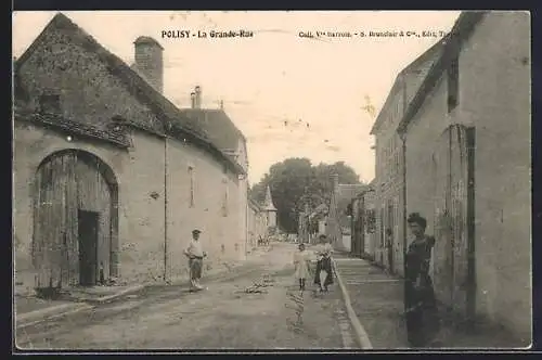 AK Polisy, La Grande-Rue animée avec habitants et maisons anciennes