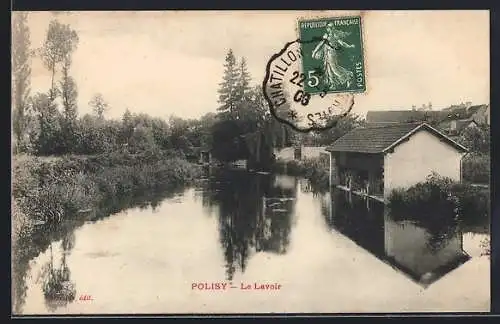 AK Polisy, Le Lavoir au bord de la rivière