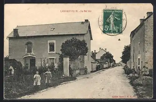 AK Landreville, Le Bel Air, Rue animée avec habitants et maisons
