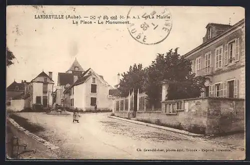 AK Landreville, La Place et le Monument avec la Mairie