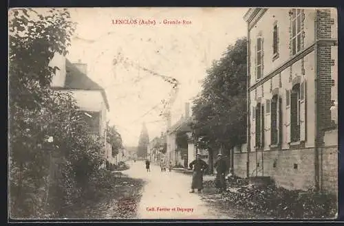 AK Lenclos, Grande Rue animée avec passants et maisons anciennes