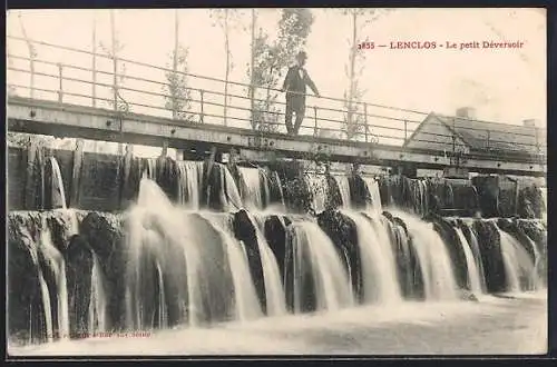 AK Lenclos, Le petit Déversoir avec un homme sur le pont