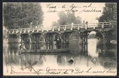 AK Enclos, Pont sur la Seine avec canoë sous le pont en bois