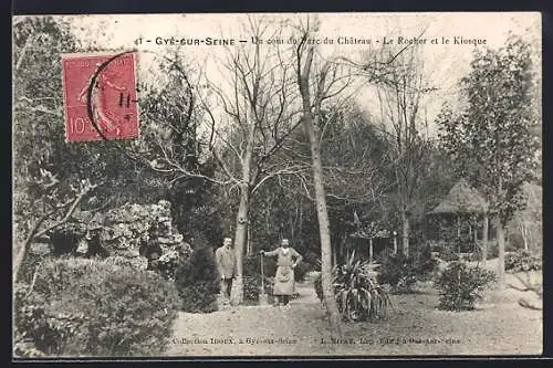 AK Gyé-sur-Seine, Un coin du parc du Château, Le Rocher et le Kiosque