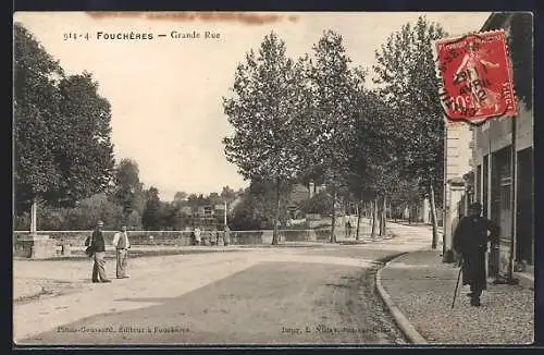 AK Fouchères, Grande Rue avec passants et arbres bordant la route