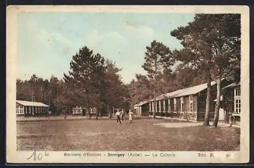 AK Servigny, La Colonie avec des bâtiments entourés d`arbres et des personnes se promenant