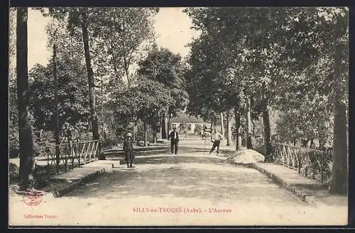 AK Villy-en-Trodes, L`Avenue bordée d`arbres et passants