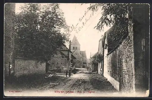 AK Villy-en-Trodes, Rue de l`Église avec vue sur l`église et les maisons environnantes