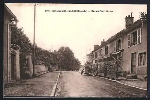 AK Vendeuvre-sur-Barse, Rue du Pont St-Jean avec maisons et voiture