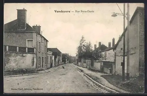 AK Vendeuvre, Rue Porte-Dorée avec bâtiments résidentiels et lampadaire