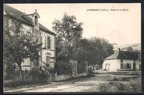 AK Javernant, Place de la Mairie avec bâtiments et arbres