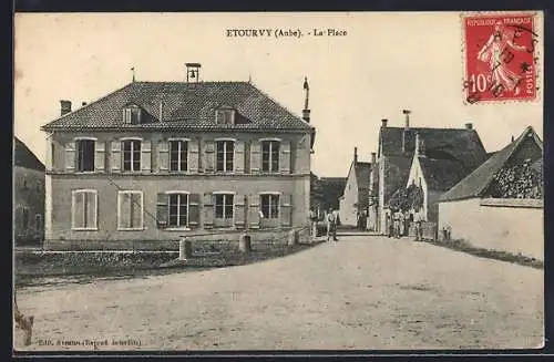AK Etourvy, La Place avec bâtiments et rue principale