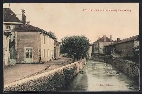 AK Soulaines, Rue Nicolas Desmarets et le canal adjacent