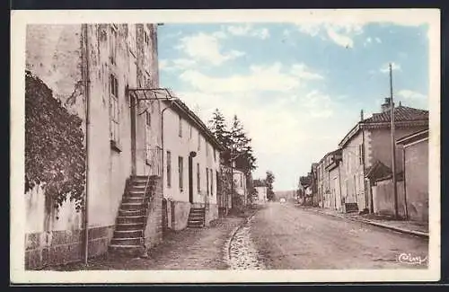 AK Soulaines-Dhuys, Rue du Plassis avec bâtiments résidentiels et ciel dégagé